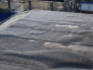 tar and gravel roof damaged by temperature fluctuations